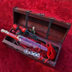 Romeo And Juliet Lovers Chest